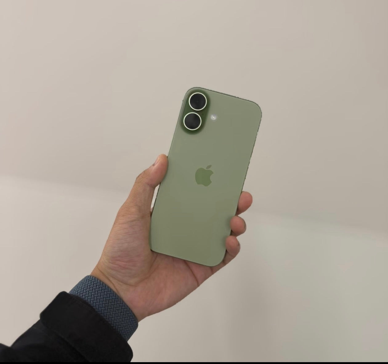 PRODUCT TITLE:
Apple iPhone 17 – Blue, Green, Purple