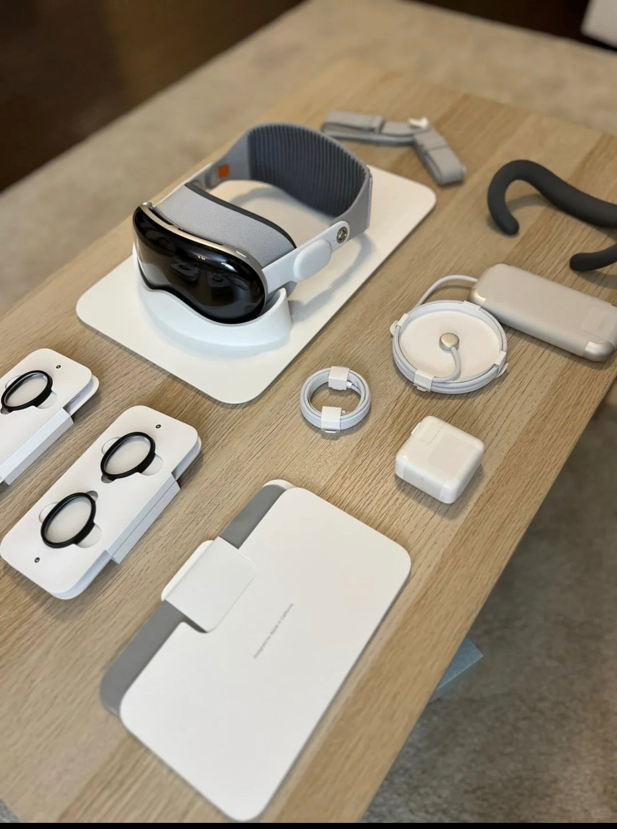 Apple Vision Pro Headset Bundle – White/Silver – Includes Accessories