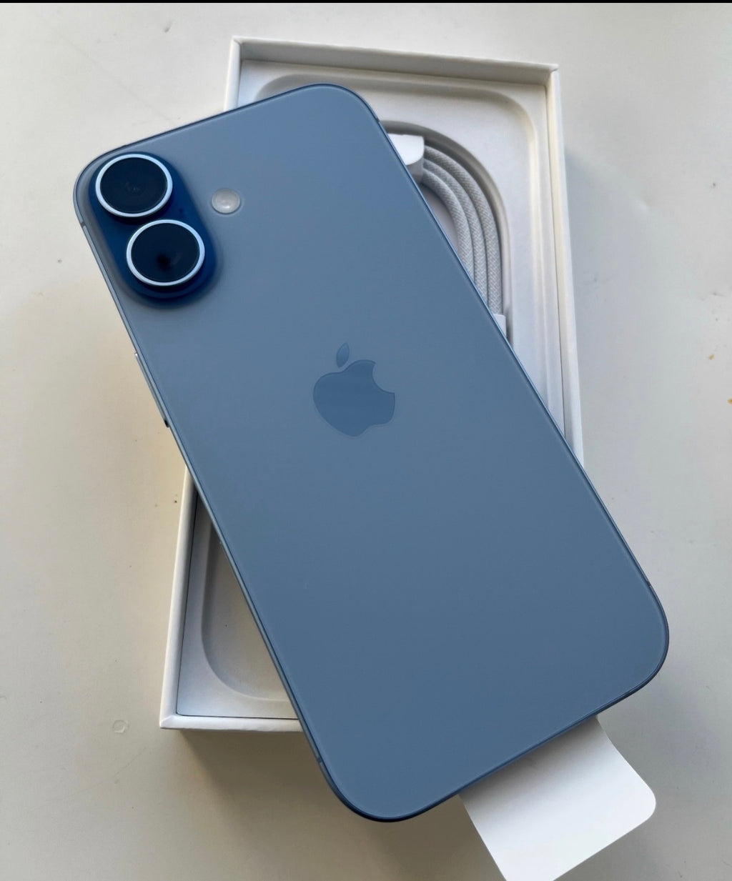 PRODUCT TITLE:
Apple iPhone 17 – Blue, Green, Purple