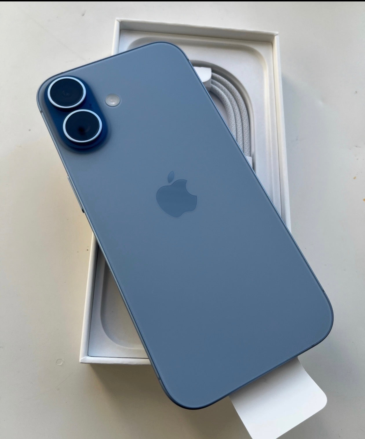 PRODUCT TITLE:
Apple iPhone 17 – Blue, Green, Purple